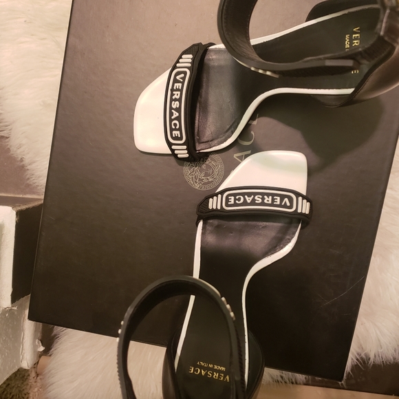 Runway Versace logo high heels - Picture 5 of 5